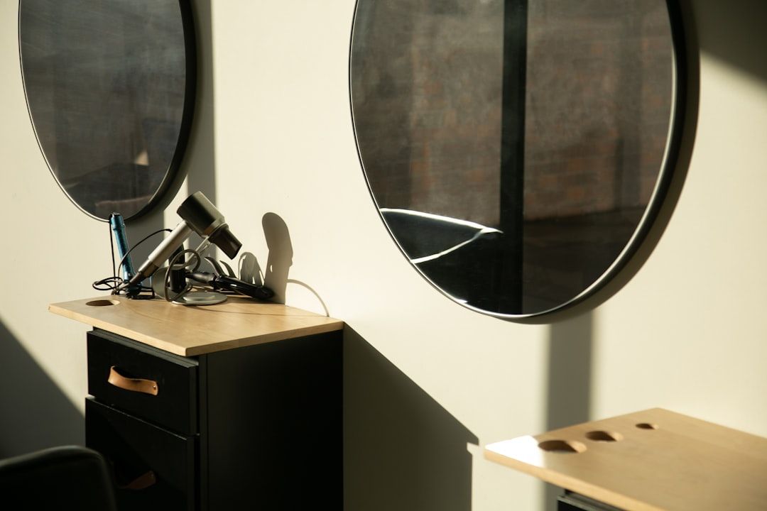 Sala amb dos miralls rodons sobre la paret